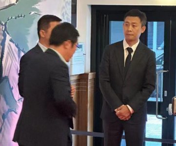 ​张译现身都柏林孔子学院 与粉丝挥手两鬓现白发