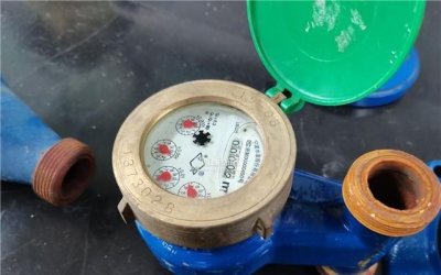水表的玻璃为什么会爆,自来水表为什么会倒转