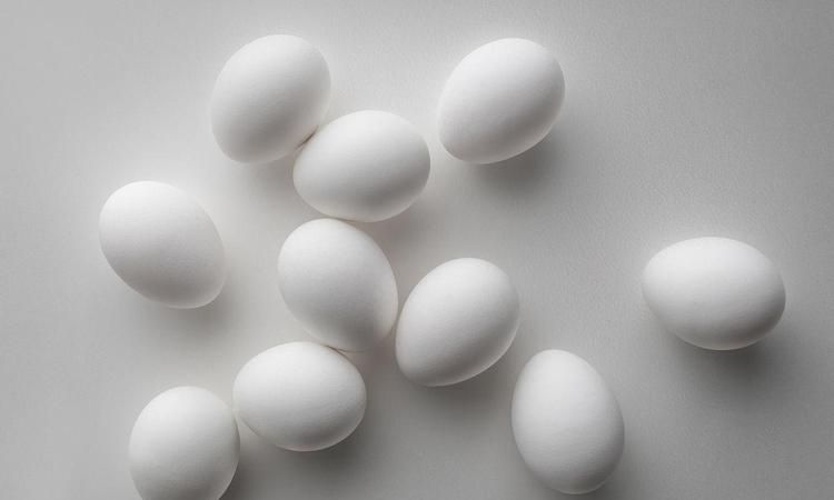 鸡蛋煮熟后蛋黄是白色的怎么回事