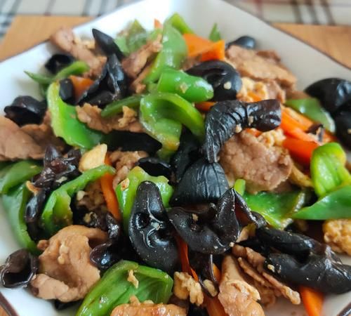 木耳炒辣椒怎么炒好吃