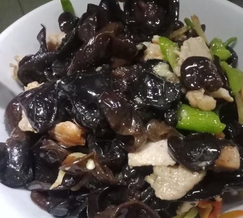 红辣椒炒黑木耳是怎么做的视频
