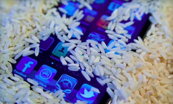 手机进水了放大米里管用吗