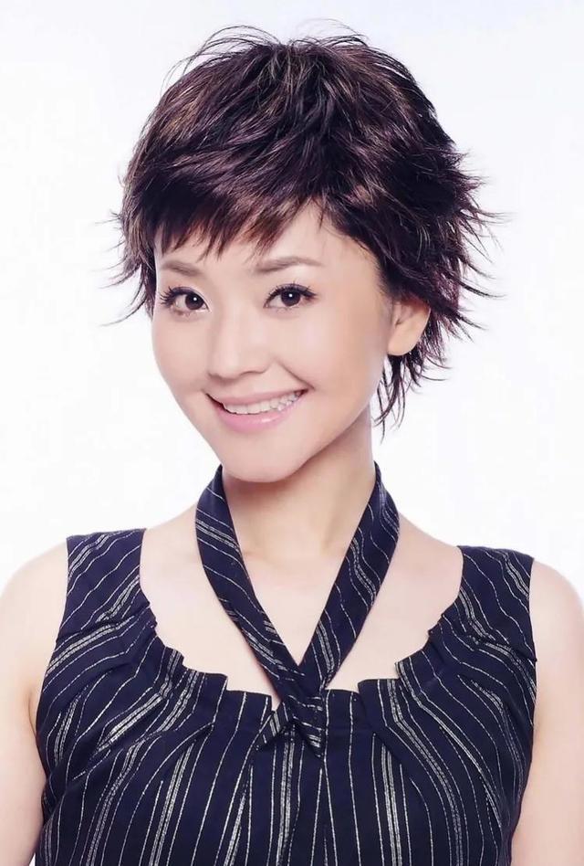 方琼简介个人资料(方琼:嫁大8岁副台长,闪婚后为丈夫生儿子,如今活成人生赢家)