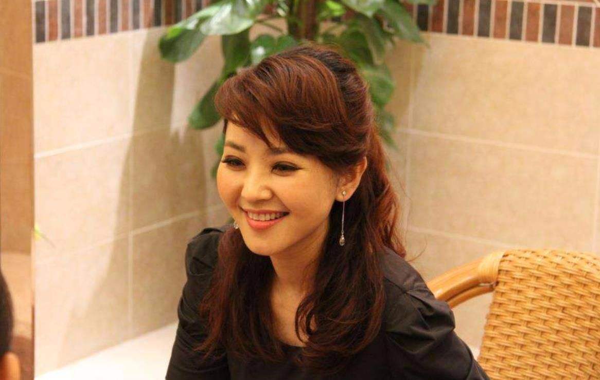 方琼简介个人资料(方琼:嫁大8岁副台长,闪婚后为丈夫生儿子,如今活成人生赢家)