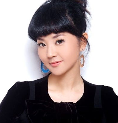 方琼简介个人资料(方琼:嫁大8岁副台长,闪婚后为丈夫生儿子,如今活成人生赢家)