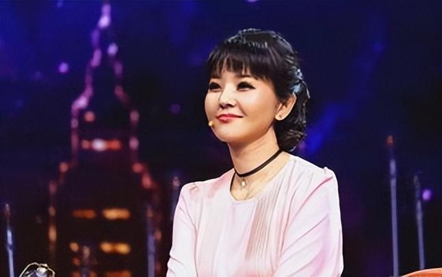 方琼简介个人资料(方琼:嫁大8岁副台长,闪婚后为丈夫生儿子,如今活成人生赢家)