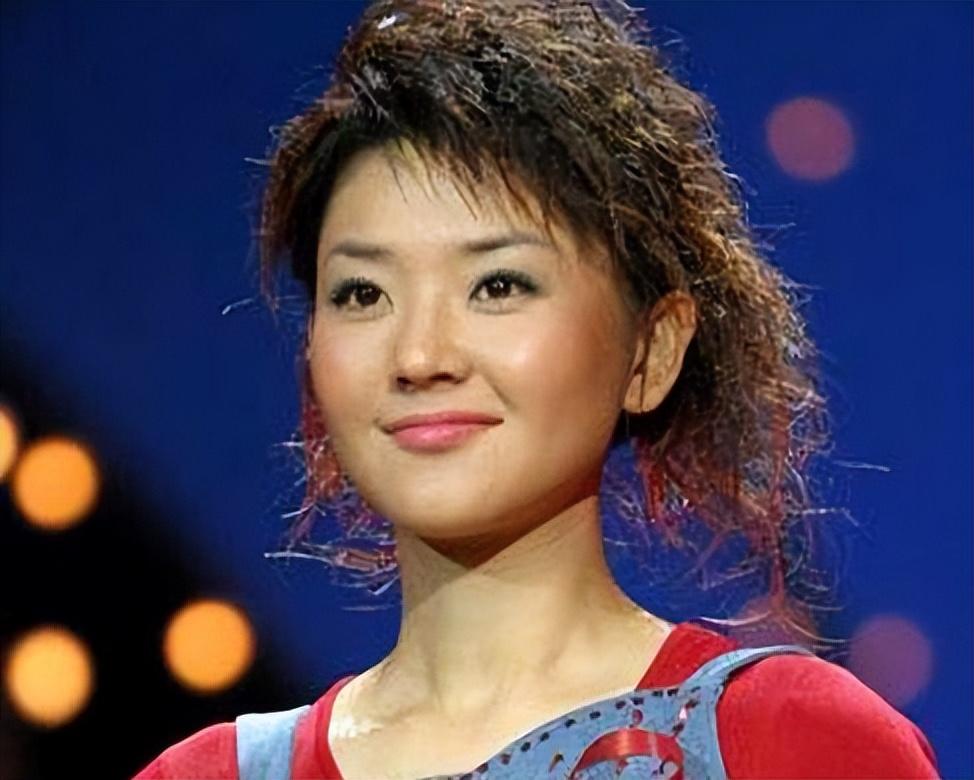 方琼简介个人资料(方琼:嫁大8岁副台长,闪婚后为丈夫生儿子,如今活成人生赢家)