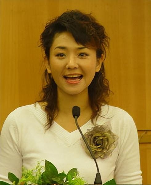 方琼简介个人资料(方琼:嫁大8岁副台长,闪婚后为丈夫生儿子,如今活成人生赢家)