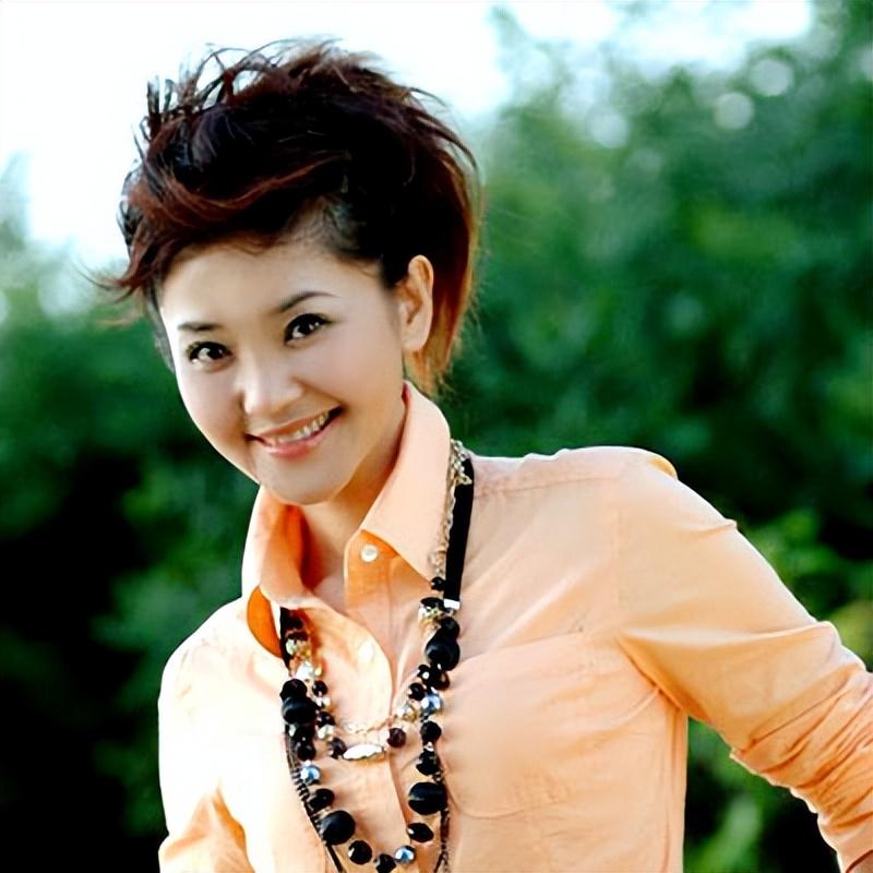 方琼简介个人资料(方琼:嫁大8岁副台长,闪婚后为丈夫生儿子,如今活成人生赢家)