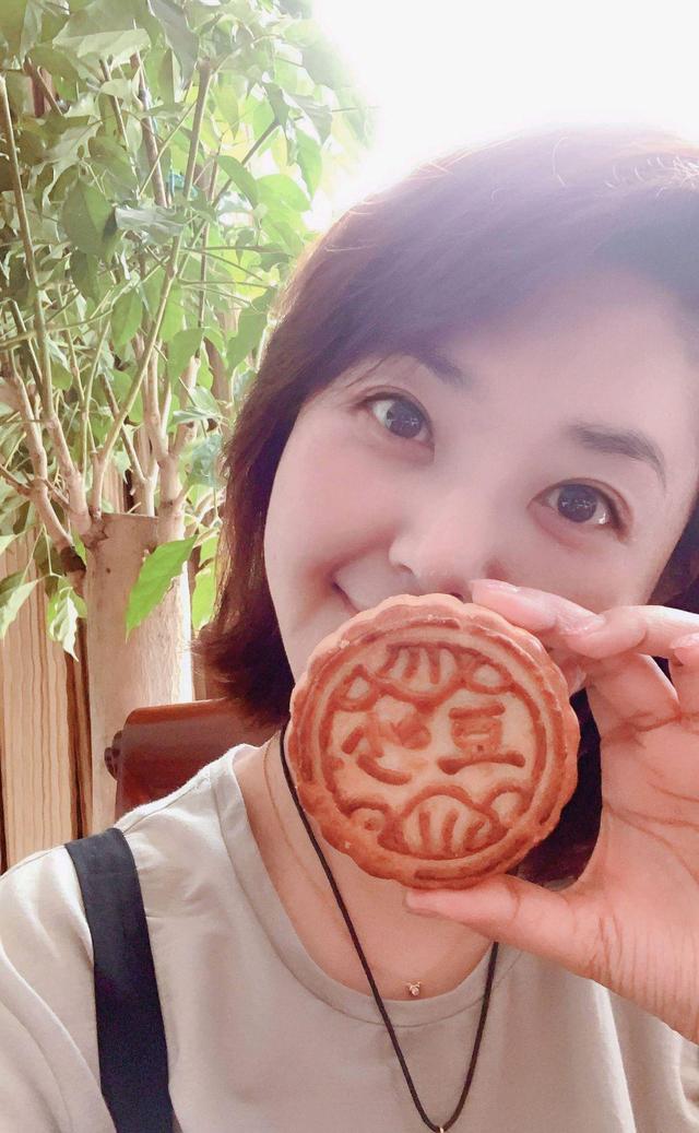 方琼简介个人资料(方琼:嫁大8岁副台长,闪婚后为丈夫生儿子,如今活成人生赢家)