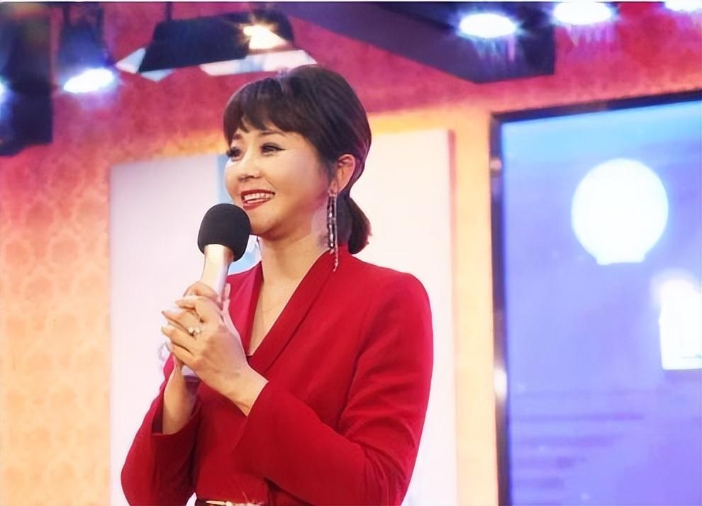 方琼简介个人资料(方琼:嫁大8岁副台长,闪婚后为丈夫生儿子,如今活成人生赢家)