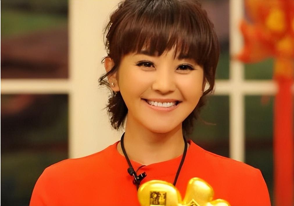 方琼简介个人资料(方琼:嫁大8岁副台长,闪婚后为丈夫生儿子,如今活成人生赢家)