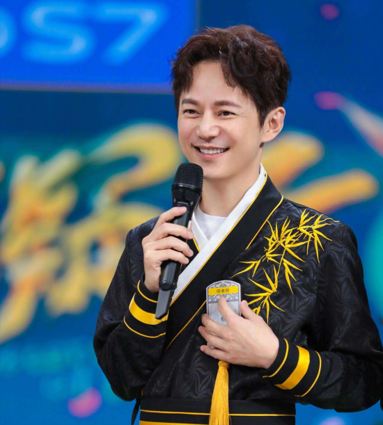 “老好人”何炅的陨落史，曾是内娱最强人脉，如今却饱尝人情冷暖