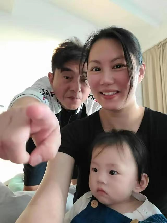 幸福来得有点晚！和郑裕玲纠缠半生的吕方，如今娶女富豪老年得女