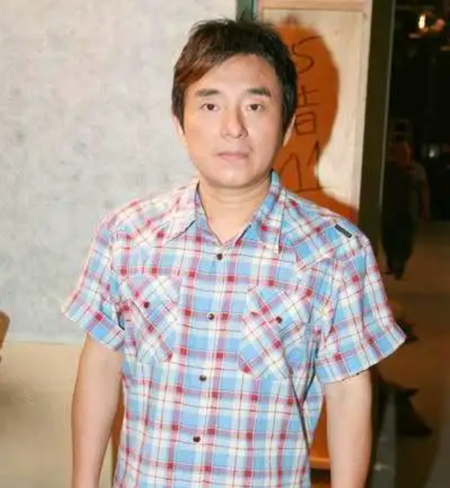 幸福来得有点晚！和郑裕玲纠缠半生的吕方，如今娶女富豪老年得女