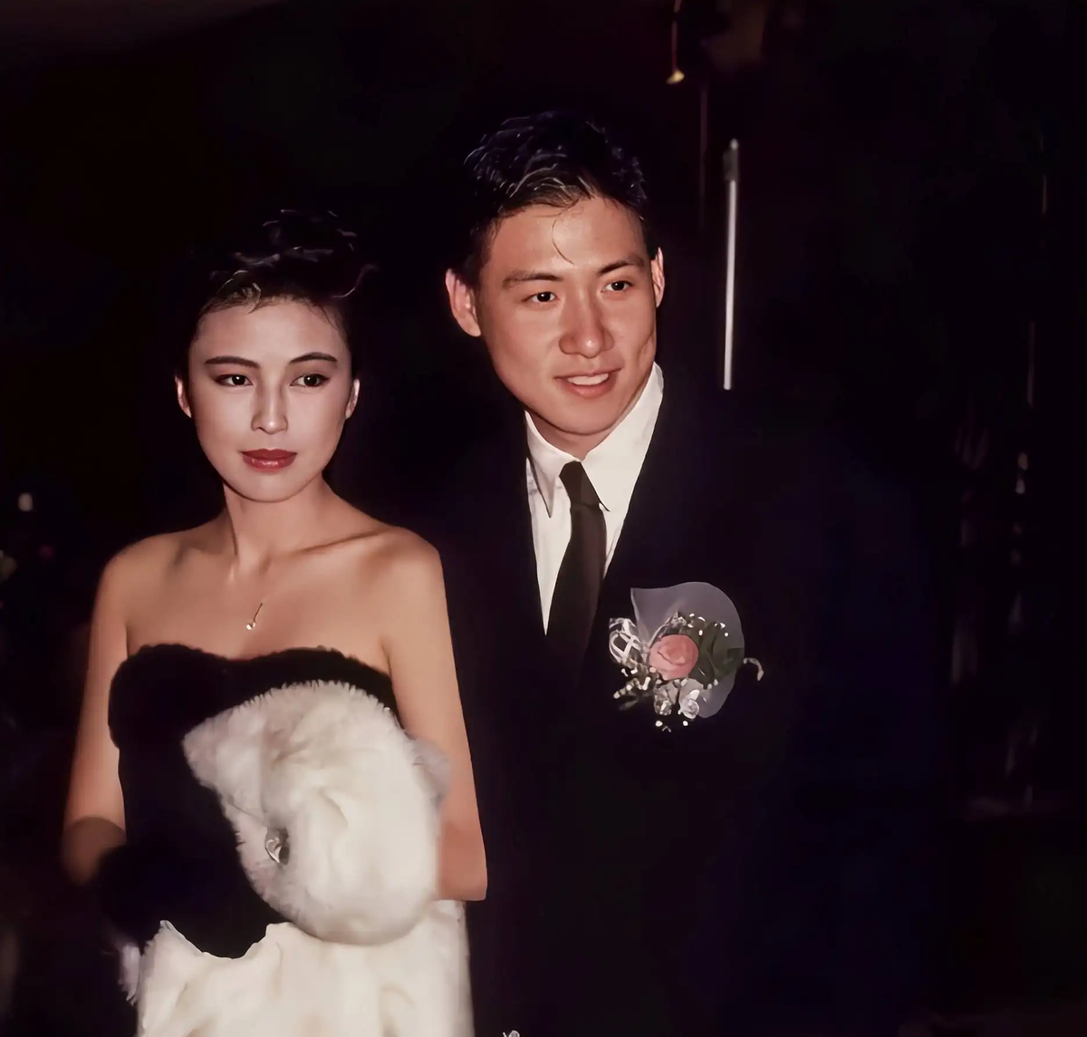 幸福来得有点晚！和郑裕玲纠缠半生的吕方，如今娶女富豪老年得女