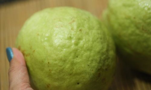 番石榴外面烂了一点可以吃不