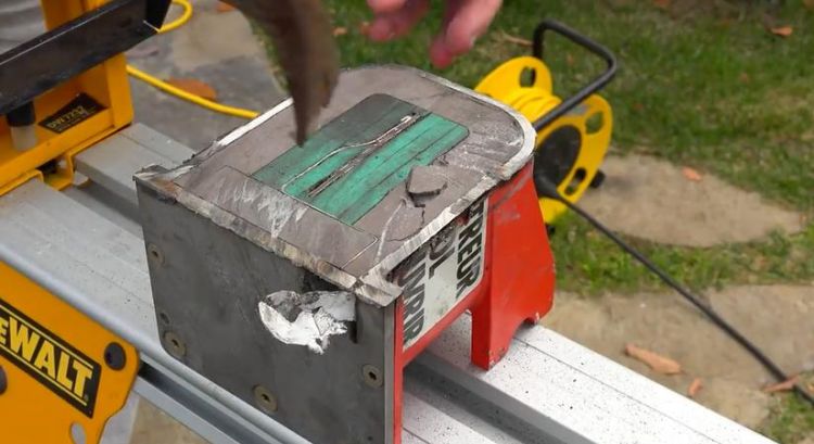 现代飞机上的黑盒子是什么颜色的