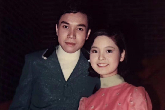 邓丽君个人资料与简介是属什么的(邓丽君：爱过5个男人，42岁与27岁法国男友订婚，风光背后有泪水)