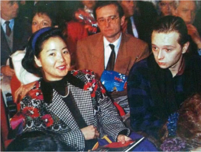 邓丽君个人资料与简介是属什么的(邓丽君：爱过5个男人，42岁与27岁法国男友订婚，风光背后有泪水)