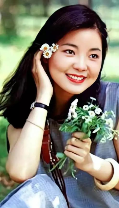 邓丽君个人资料与简介是属什么的(邓丽君：爱过5个男人，42岁与27岁法国男友订婚，风光背后有泪水)