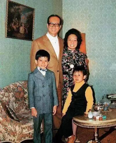 李嘉诚 :15岁辍学初中学历，却21年蝉联香港首富，凭什么？