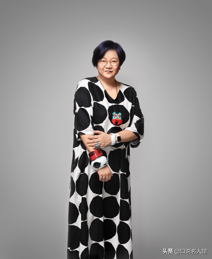 洪晃个人资料简介及家世（名门痞女洪晃：陈凯歌前妻，豪言睡五个男人才够本，已有四段婚姻）