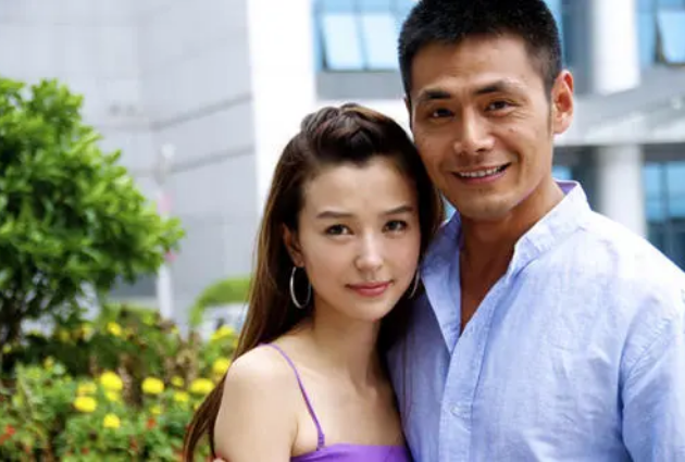 被传“耍大牌”后住在地下室，小妻子和双胞胎儿女让邵兵坚强