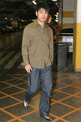 被传“耍大牌”后住在地下室，小妻子和双胞胎儿女让邵兵坚强