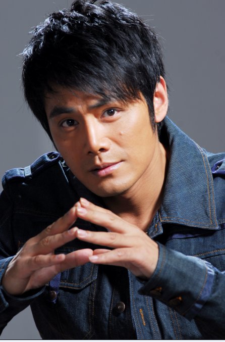 被传“耍大牌”后住在地下室，小妻子和双胞胎儿女让邵兵坚强