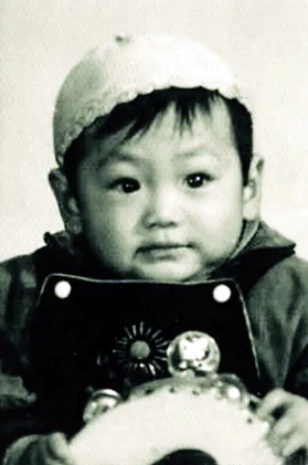 被传“耍大牌”后住在地下室，小妻子和双胞胎儿女让邵兵坚强