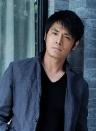 被传“耍大牌”后住在地下室，小妻子和双胞胎儿女让邵兵坚强