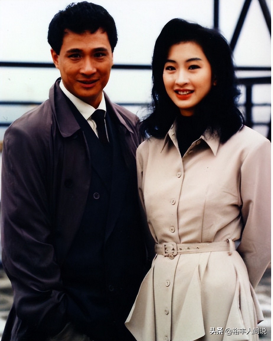 黄百鸣豪宅内高歌！两位同届港姐陪伴，一位嫁蒙古富豪，一位未婚