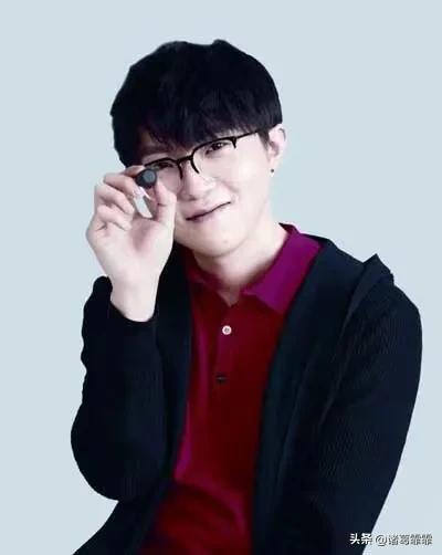 毛不易个人资料简介（“巨星”毛不易：从男护士到歌手，23岁一曲成名，杨幂被他唱哭）