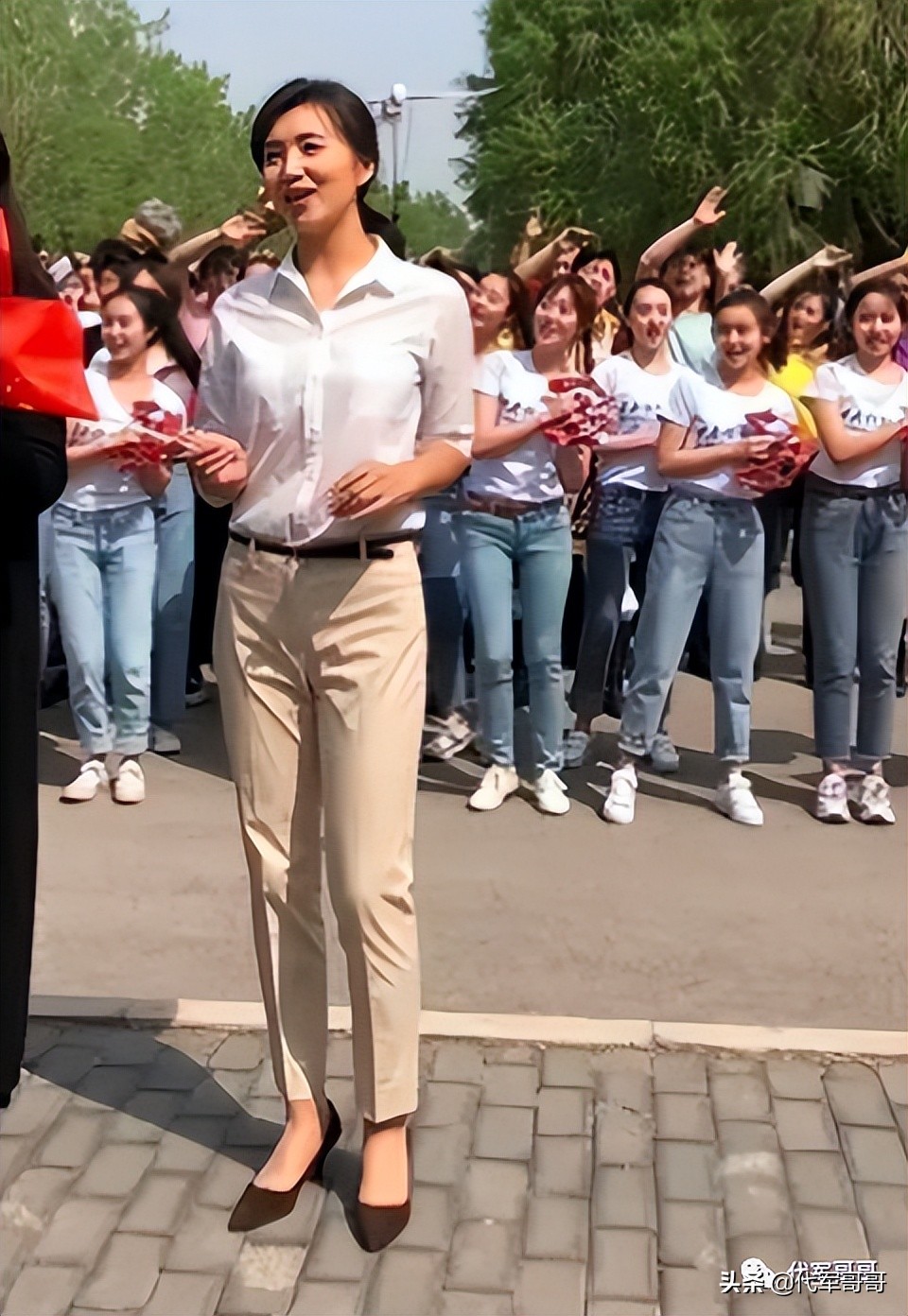 “万人迷”陈好：嫁给金融才子生下3胎，43岁身材苗条似少女