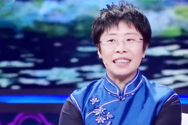 诗词大会上的蒙曼，曾因解读“锄禾日当午”引争议，她真错了吗？