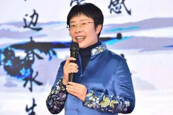 诗词大会上的蒙曼，曾因解读“锄禾日当午”引争议，她真错了吗？