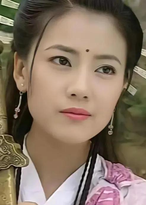 高圆圆个人资料及简历目前的情况（出生于高级知识分子家庭的高圆圆，为何最终沦落为一个“戏子”？）