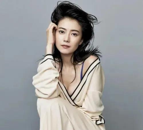 高圆圆个人资料及简历目前的情况（出生于高级知识分子家庭的高圆圆，为何最终沦落为一个“戏子”？）