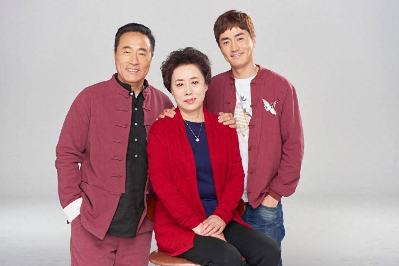 杨玏个人资料:一心为“星二代”正名,他却成父亲杨立新的心病