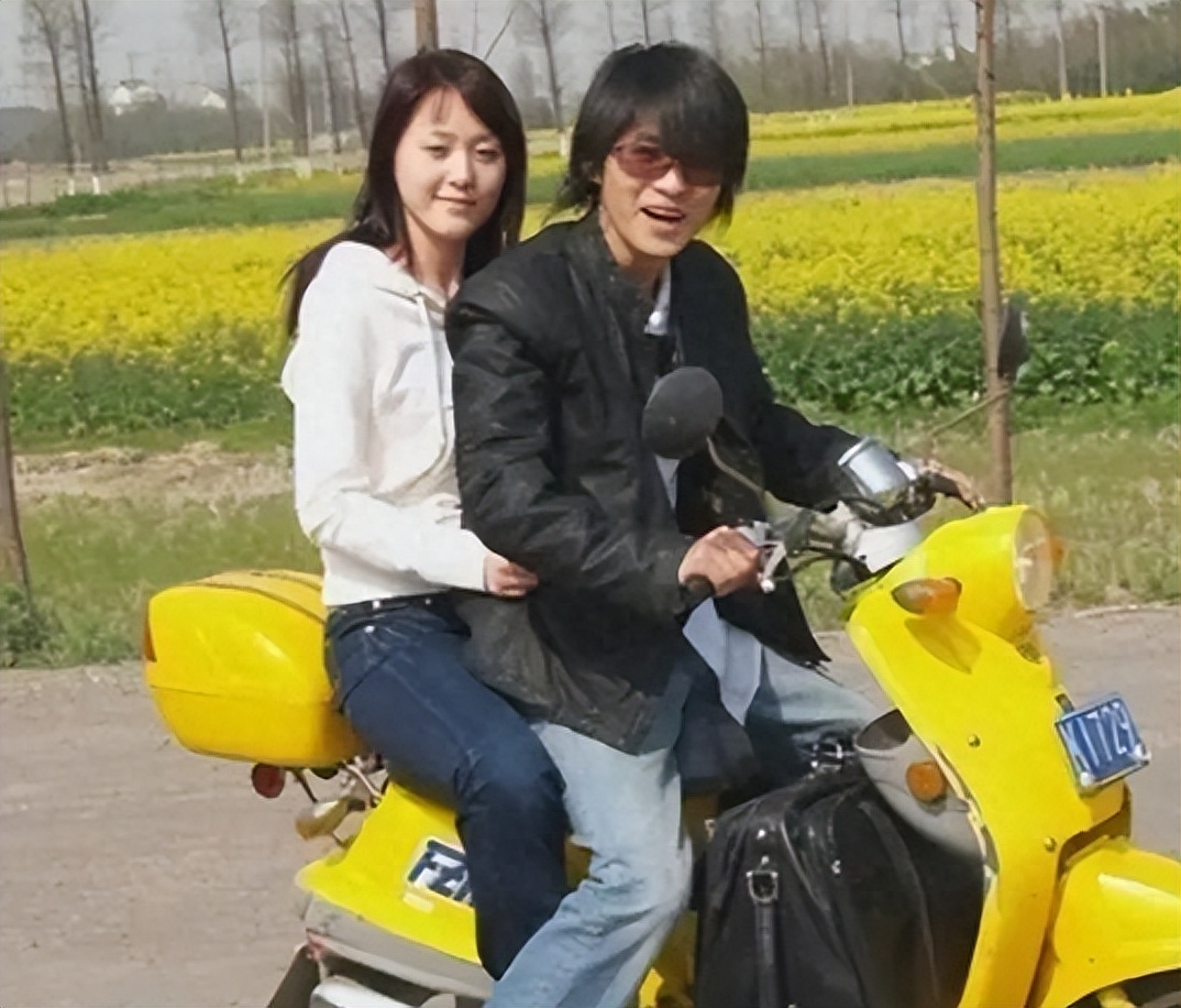 韩寒个人资料:成名后引发争议和围攻,婚姻磨平了他身上的棱角