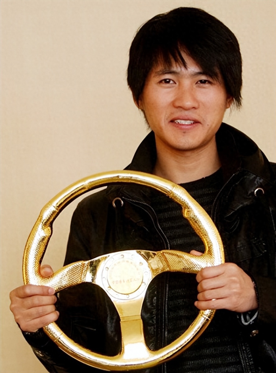 韩寒个人资料:成名后引发争议和围攻,婚姻磨平了他身上的棱角