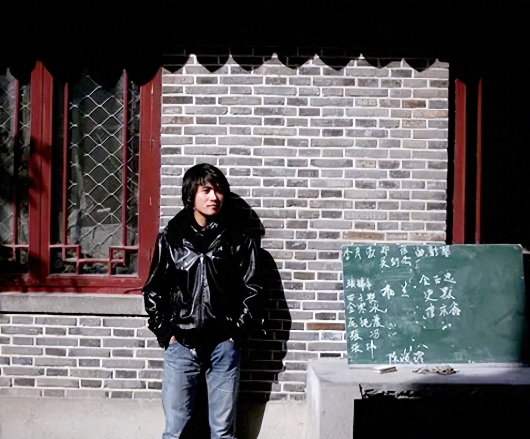 韩寒个人资料:成名后引发争议和围攻,婚姻磨平了他身上的棱角