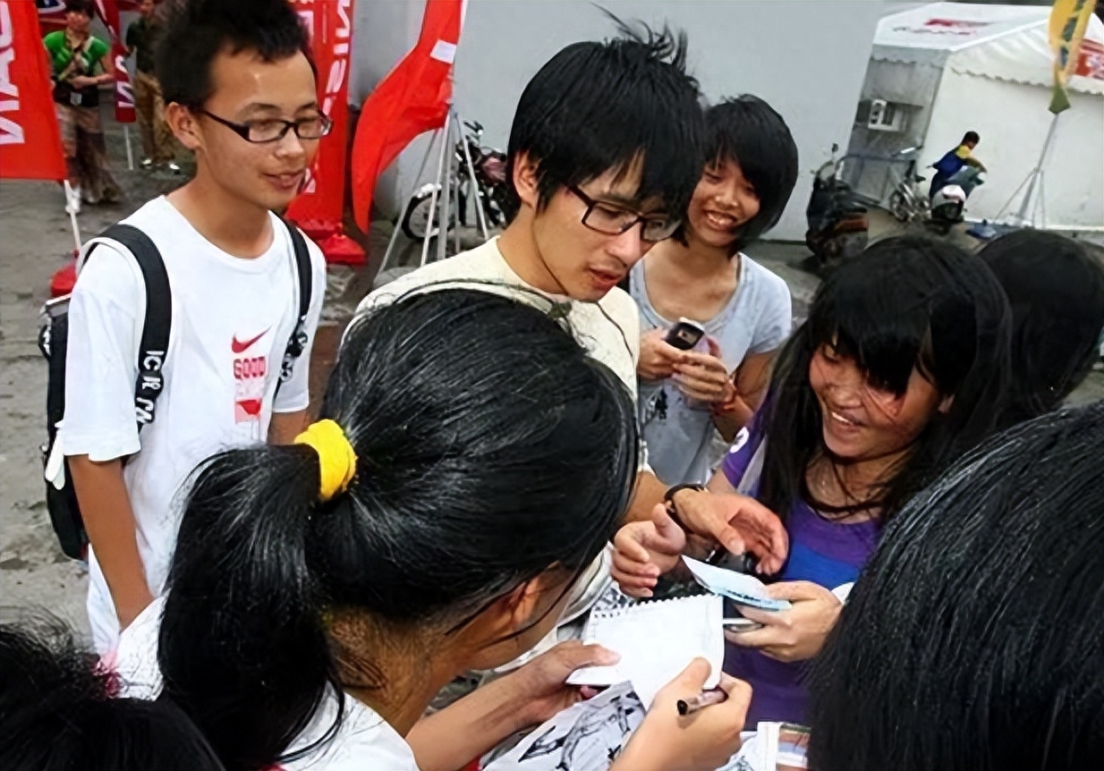 韩寒个人资料:成名后引发争议和围攻,婚姻磨平了他身上的棱角