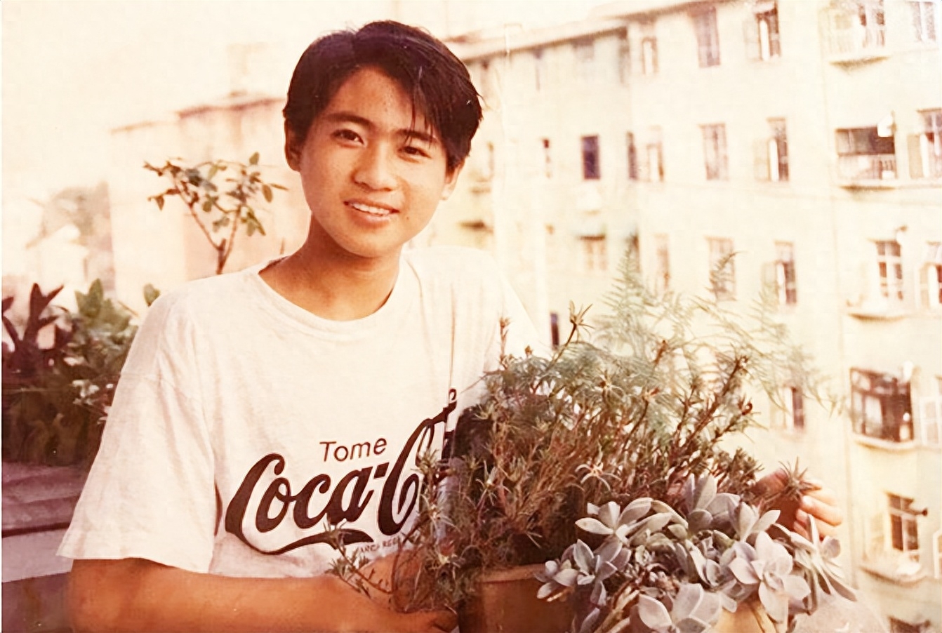 韩寒个人资料:成名后引发争议和围攻,婚姻磨平了他身上的棱角