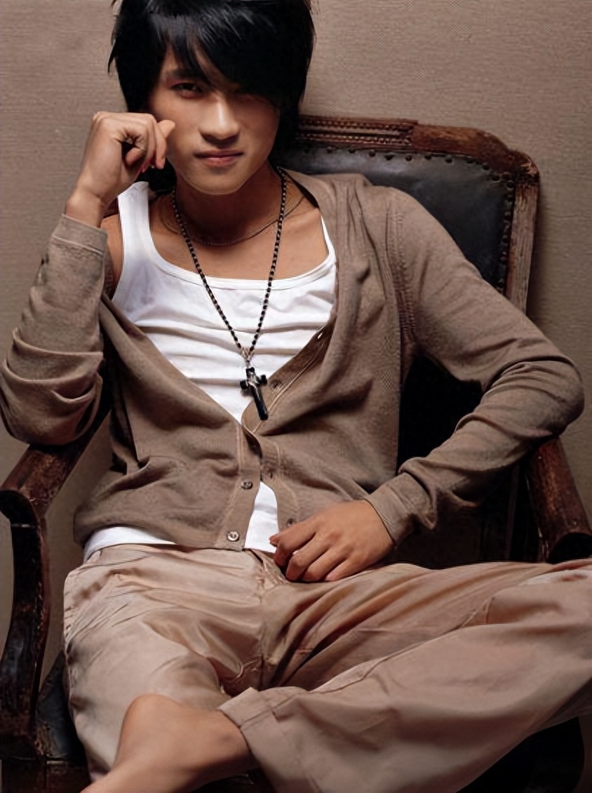 韩寒个人资料:成名后引发争议和围攻,婚姻磨平了他身上的棱角