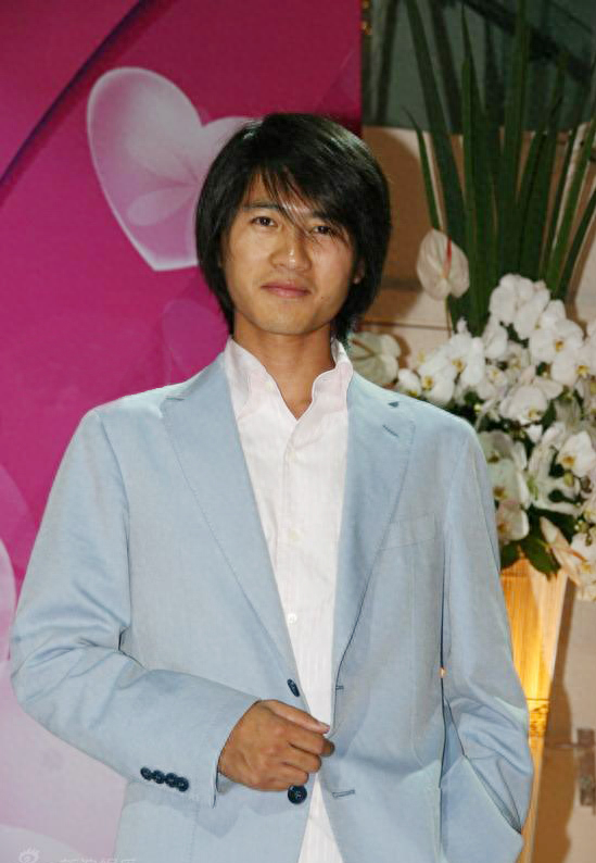 韩寒个人资料:成名后引发争议和围攻,婚姻磨平了他身上的棱角