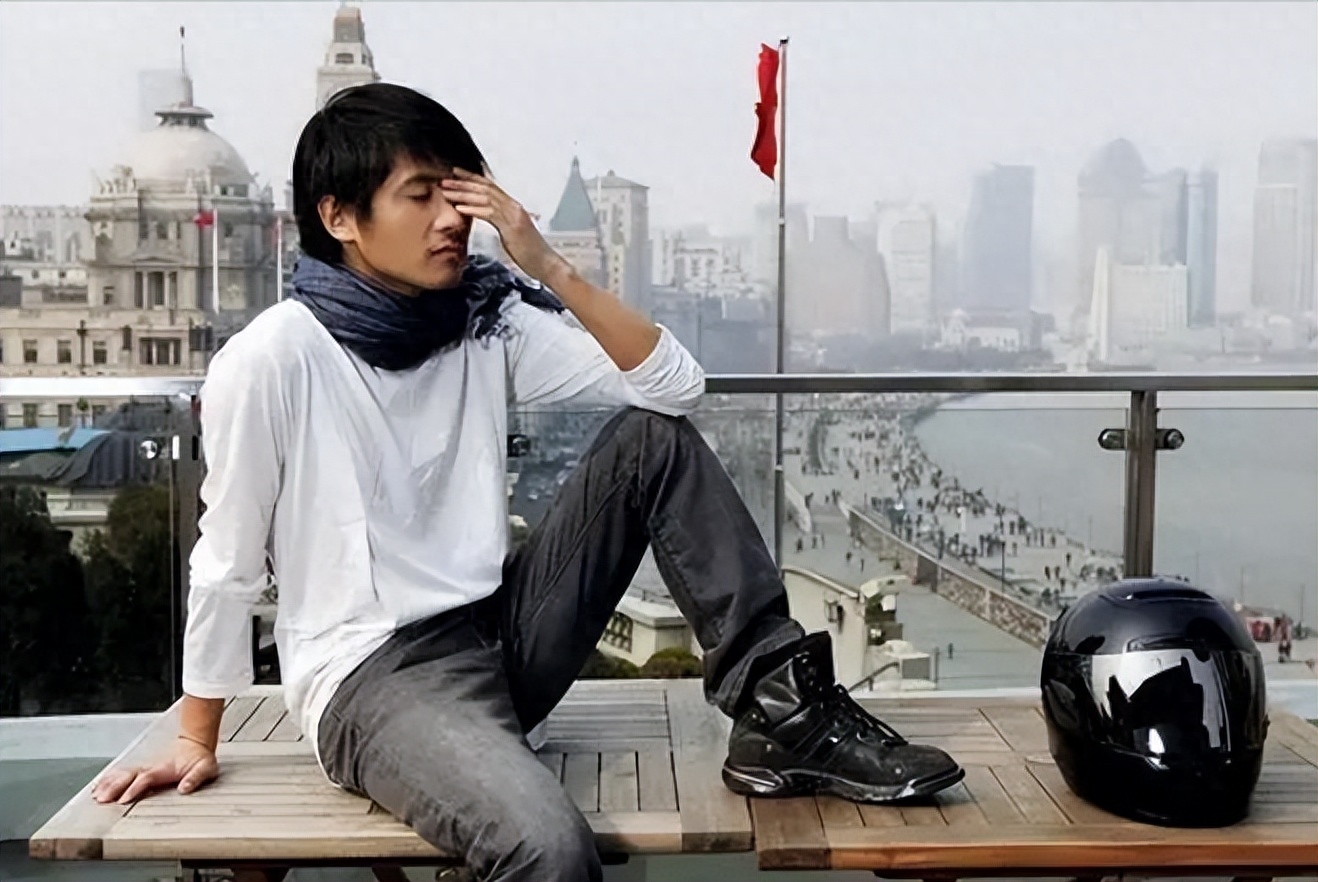 韩寒个人资料:成名后引发争议和围攻,婚姻磨平了他身上的棱角