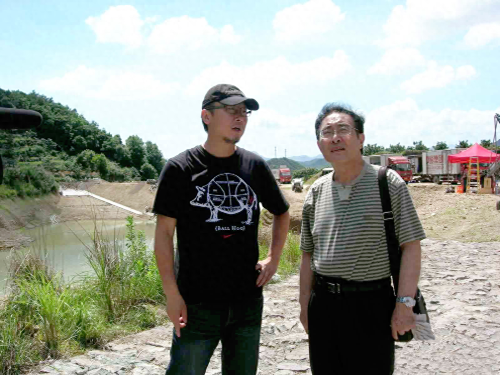 韩寒个人资料:成名后引发争议和围攻,婚姻磨平了他身上的棱角