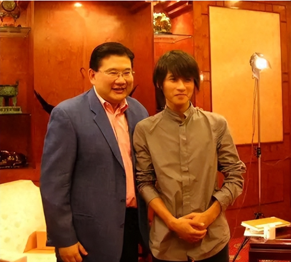 韩寒个人资料:成名后引发争议和围攻,婚姻磨平了他身上的棱角